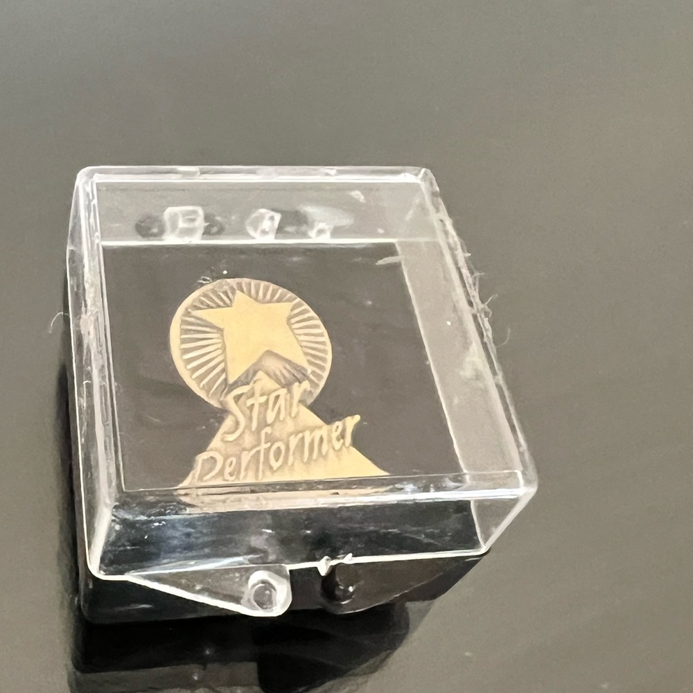 Star Performer award pin for Woman’s